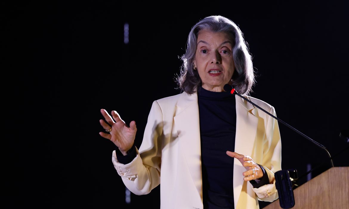 Carmén Lúcia alerta sobre riscos à democracia em evento literário no Rio