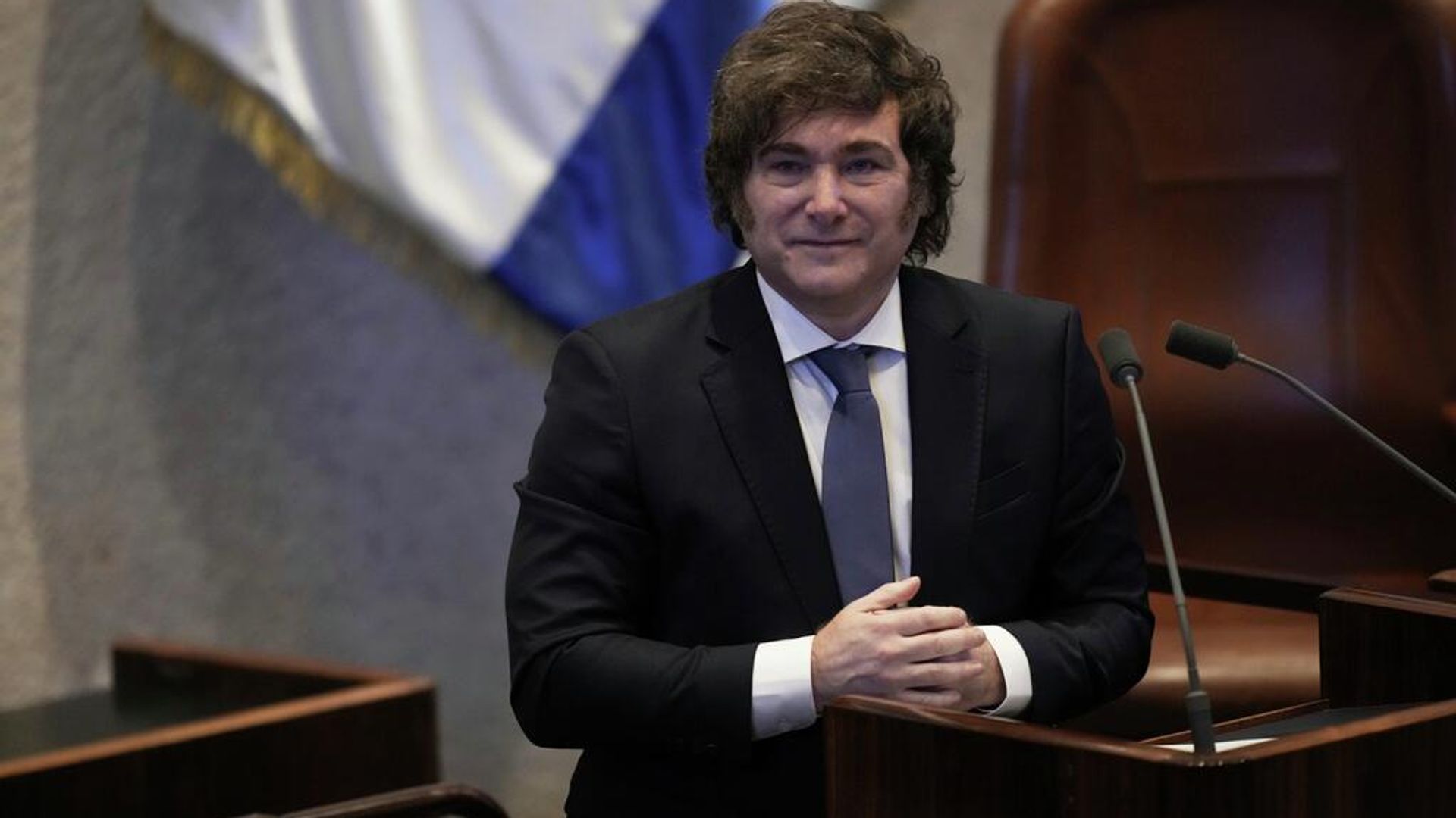 Apoio de Javier Milei a Flávio Bolsonaro em visita ao Brasil é visto como arriscado