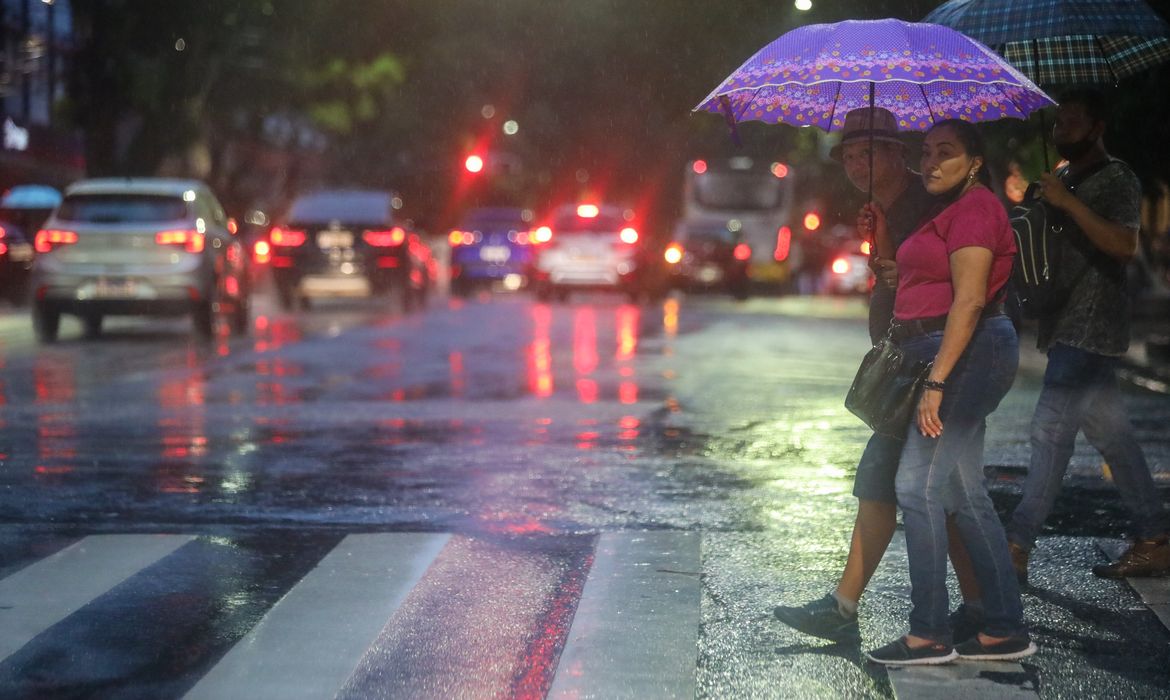 Inmet emite alerta de perigo para chuvas intensas no Norte e Nordeste