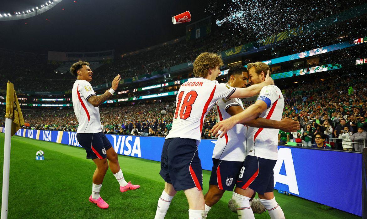 Inglaterra supera expulsão, vence México no Azteca e avança às quartas