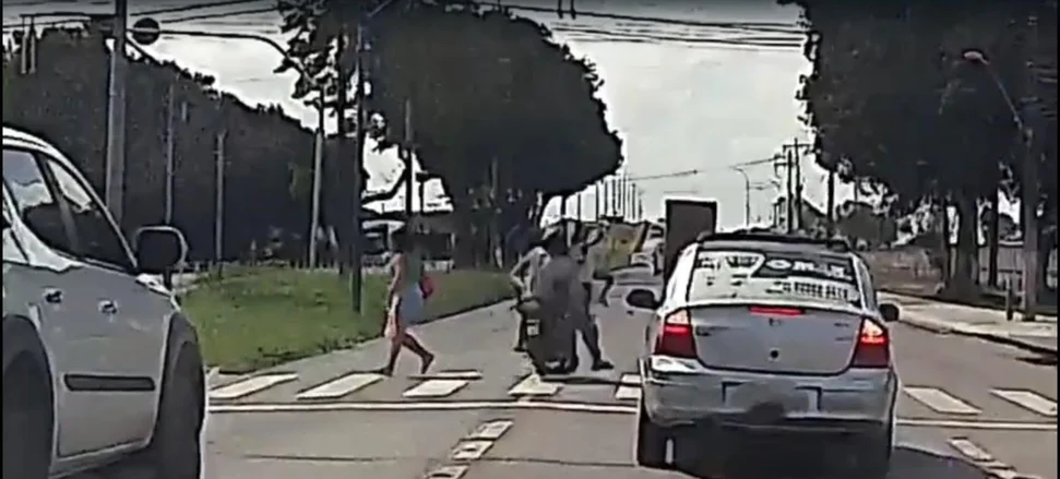 Criança e mulher são atropeladas por moto em faixa de pedestres na BR-104, em Rio Largo