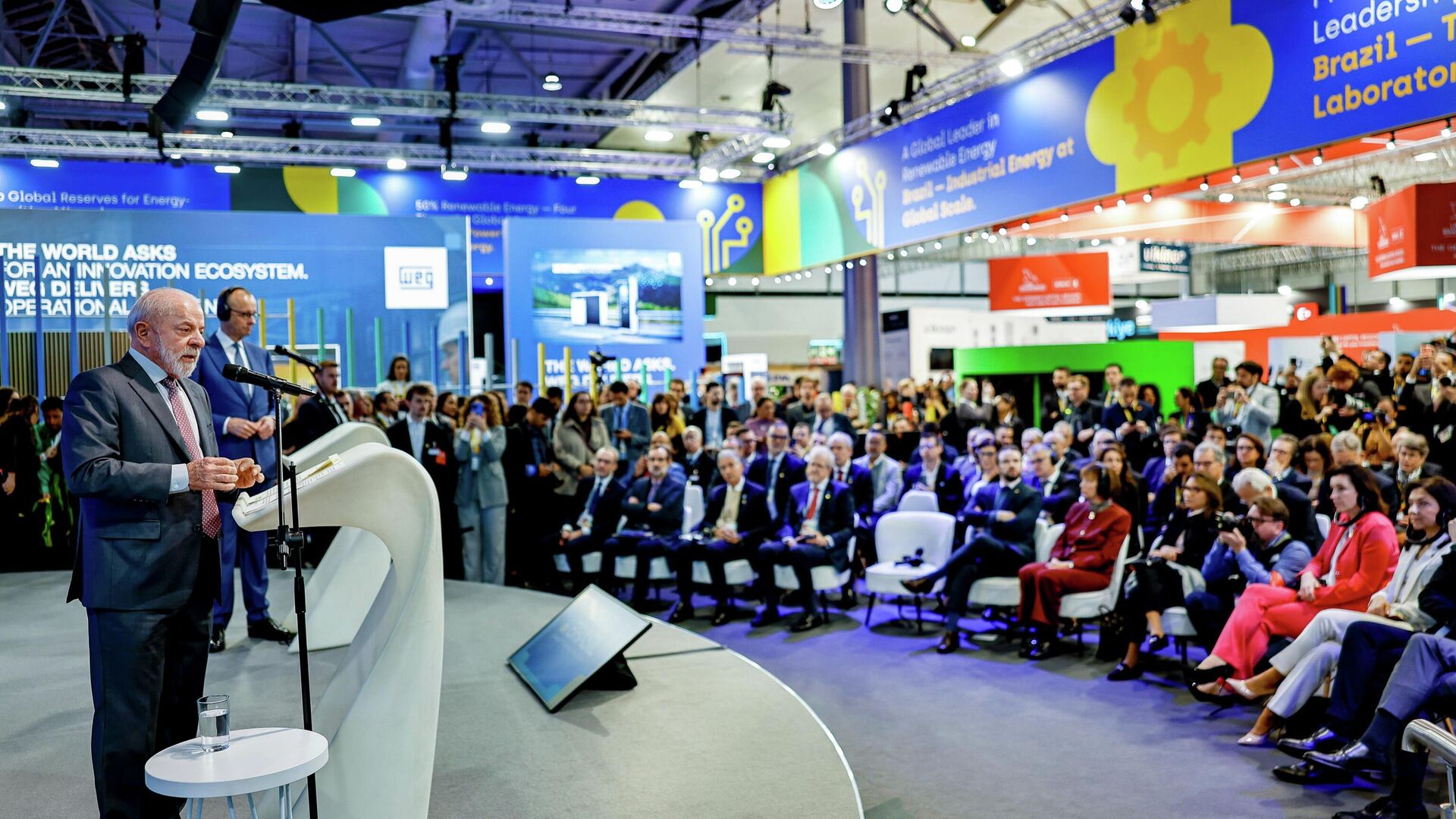 'O mundo precisa de diálogo, não de guerra', afirma Lula durante visita à Alemanha