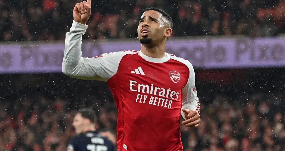 De Bruyne destaca Gabriel Jesus, observado pelo Napoli na janela