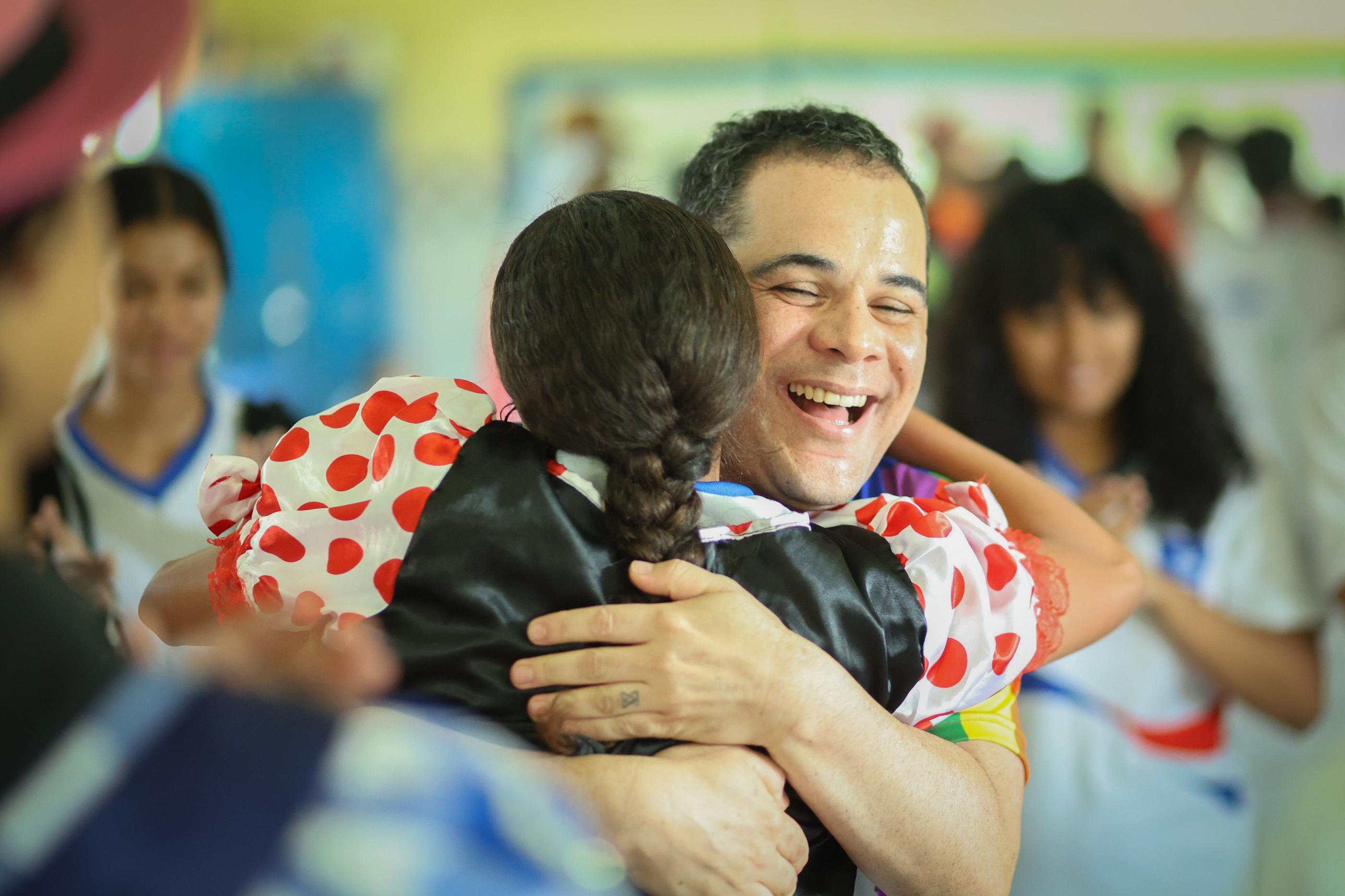 Professor retorna à escola onde estudou e inspira alunos com arte e afeto