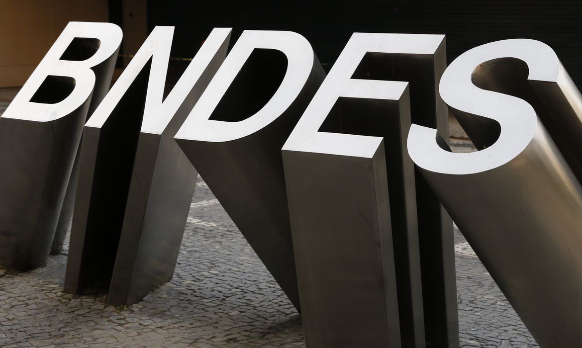 BNDES aprova R$ 280 milhões para maior fábrica de baterias do Brasil