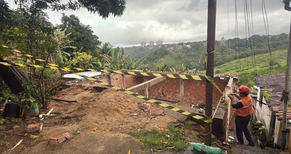Defesa Civil realiza 17 demolições preventivas em áreas de risco em Maceió