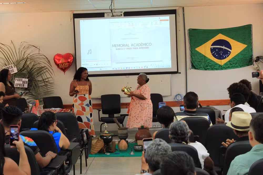 Vídeo de idosa de 70 anos apresentando TCC viraliza na internet