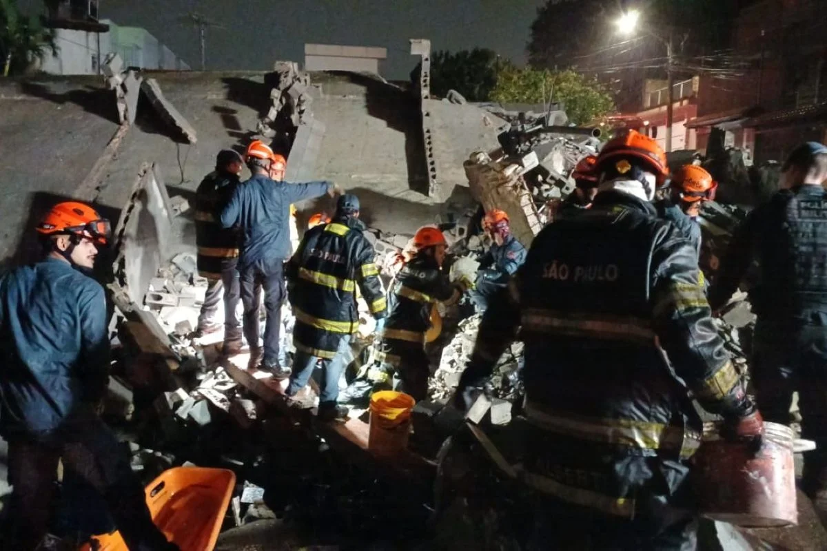 Desabamento de prédio sobre casa deixa duas mulheres mortas em SP