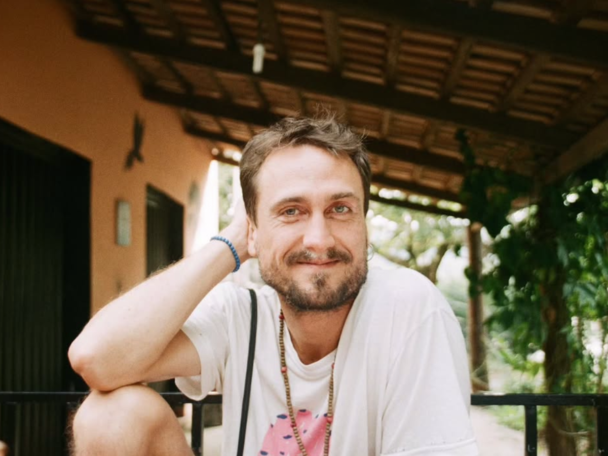 Ex-ator da Globo vive em ônibus adaptado após mudança radical em Goiás