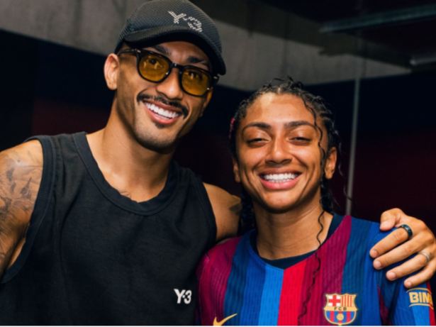 Kerolin é confundida com Raphinha por torcedores na saída do CT do Barcelona