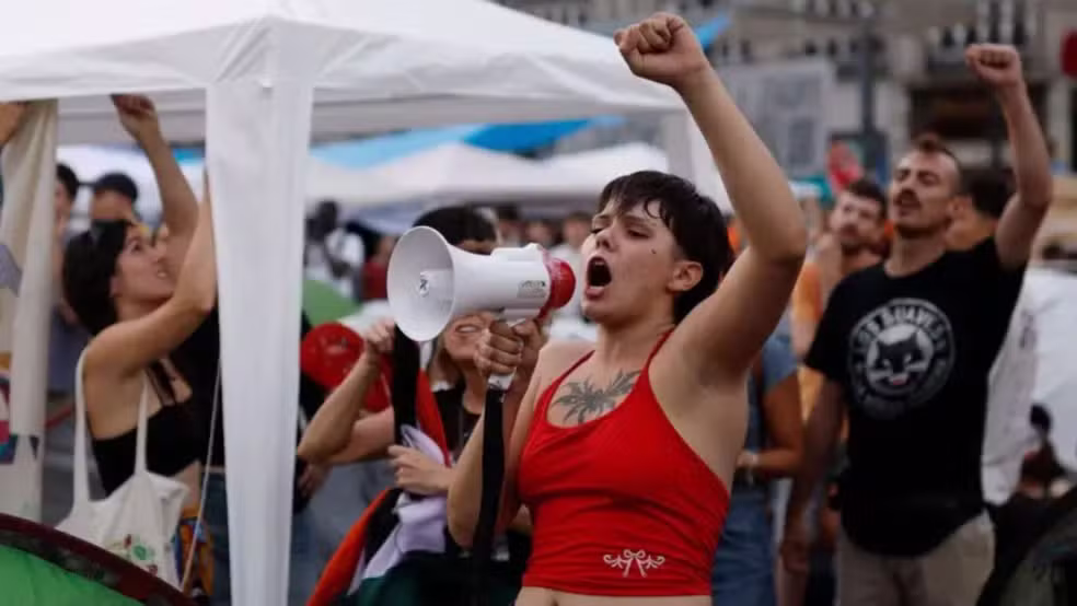 Despejo de idosa gera protestos com milhares de pessoas em Madri
