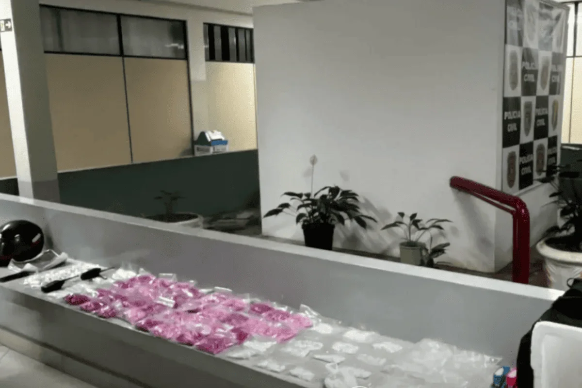 Homem é preso com mochila cheia de drogas, incluindo cocaína rosa