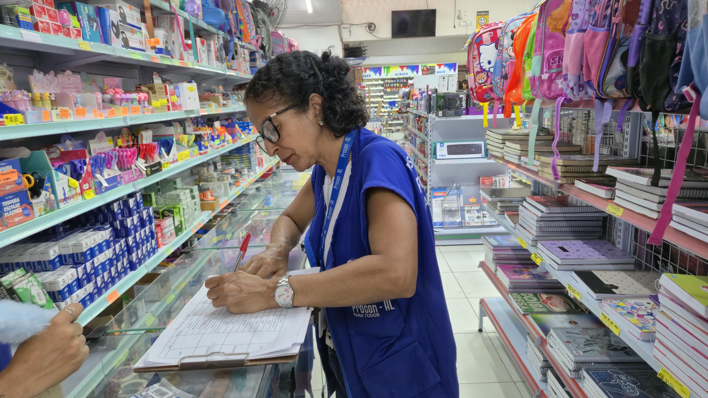 Procon AL divulga pesquisa para orientar pais sobre materiais escolares