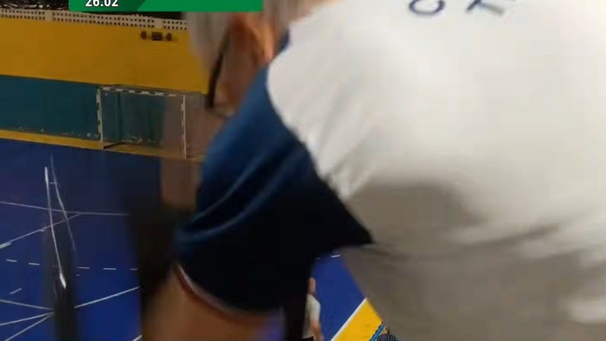 Diretor arremessa cadeira e acerta fotógrafo em jogo de handebol infantil