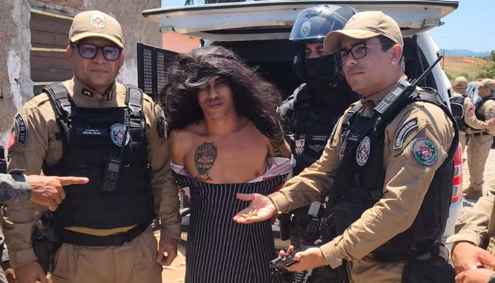 Suspeito de homicídio é preso após tentar  fugir usando roupas feminina e com criança no colo