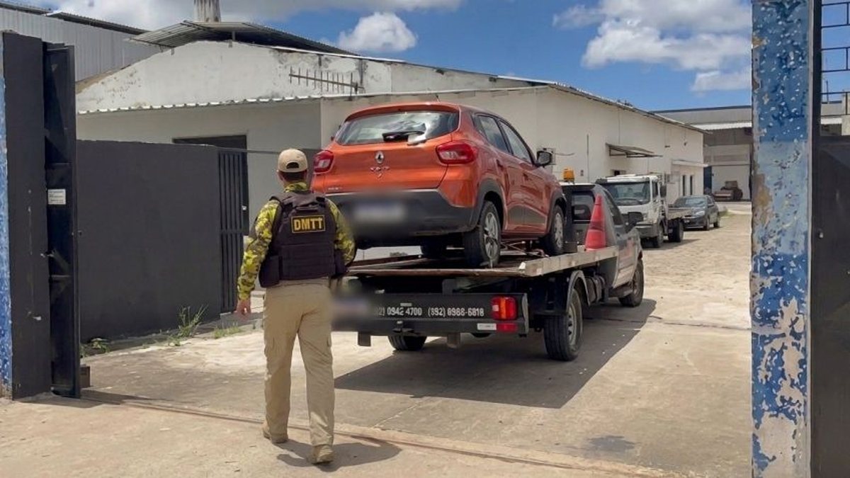 Agentes do DMTT encontram e recuperam carro roubado na Ponta Verde