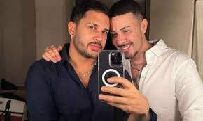 Lucas Guimarães aparece em prantos após encontrar com Carlinhos Maia