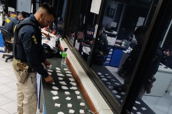 Polícia Rodoviária Federal apreende 501 papelotes de cocaína na BR-381