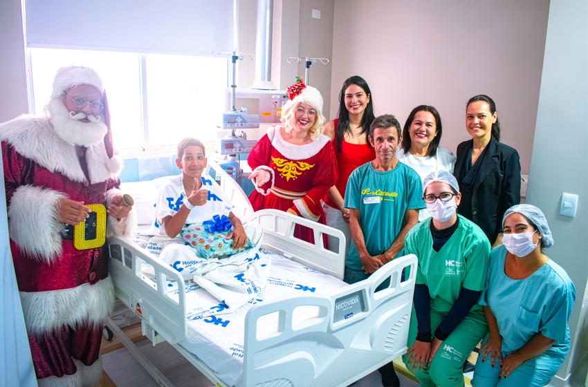 Papai e Mamãe Noel levam presentes e alegria a crianças internadas no Hospital da Cidade