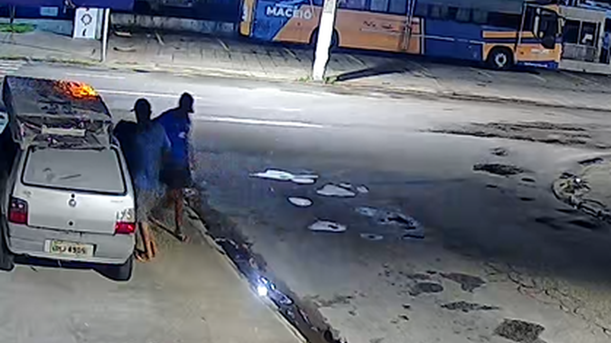 Dupla invade loja no Poço e furta carro, eletrônicos e colchão