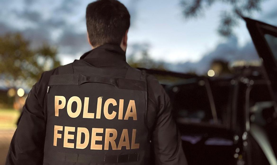 Polícia Federal realiza operação contra grupo do setor de combustíveis