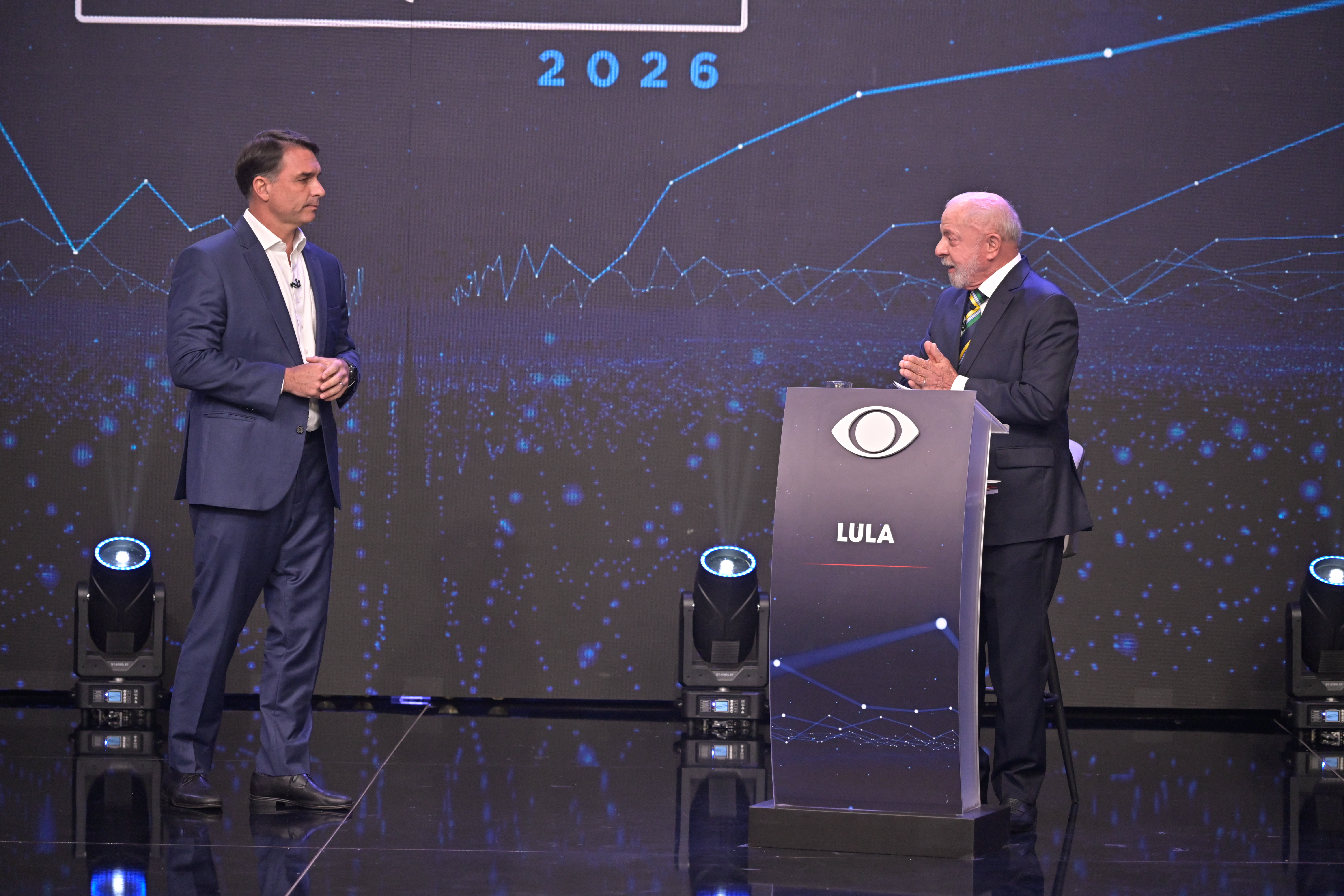 Lula e Flávio Bolsonaro participam do primeiro debate presidencial na Band