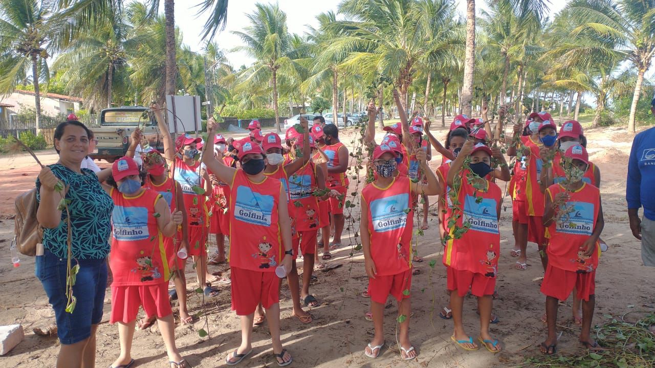 Crianças fazem replantio em área do Bandeira Azul