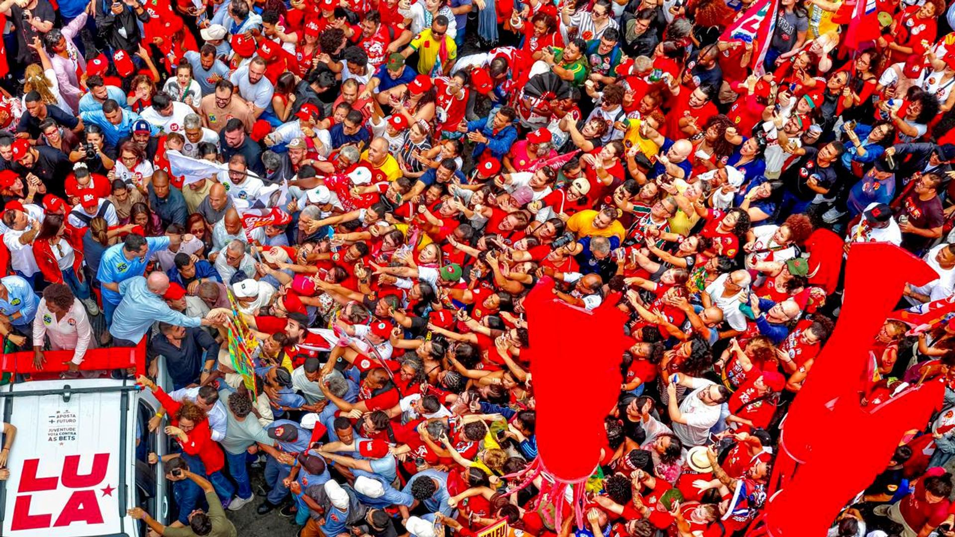 Lula encerra campanha no Rio sem presença de Eduardo Paes