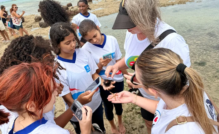 Caminhada ecológica transforma orla de Maceió em sala de aula