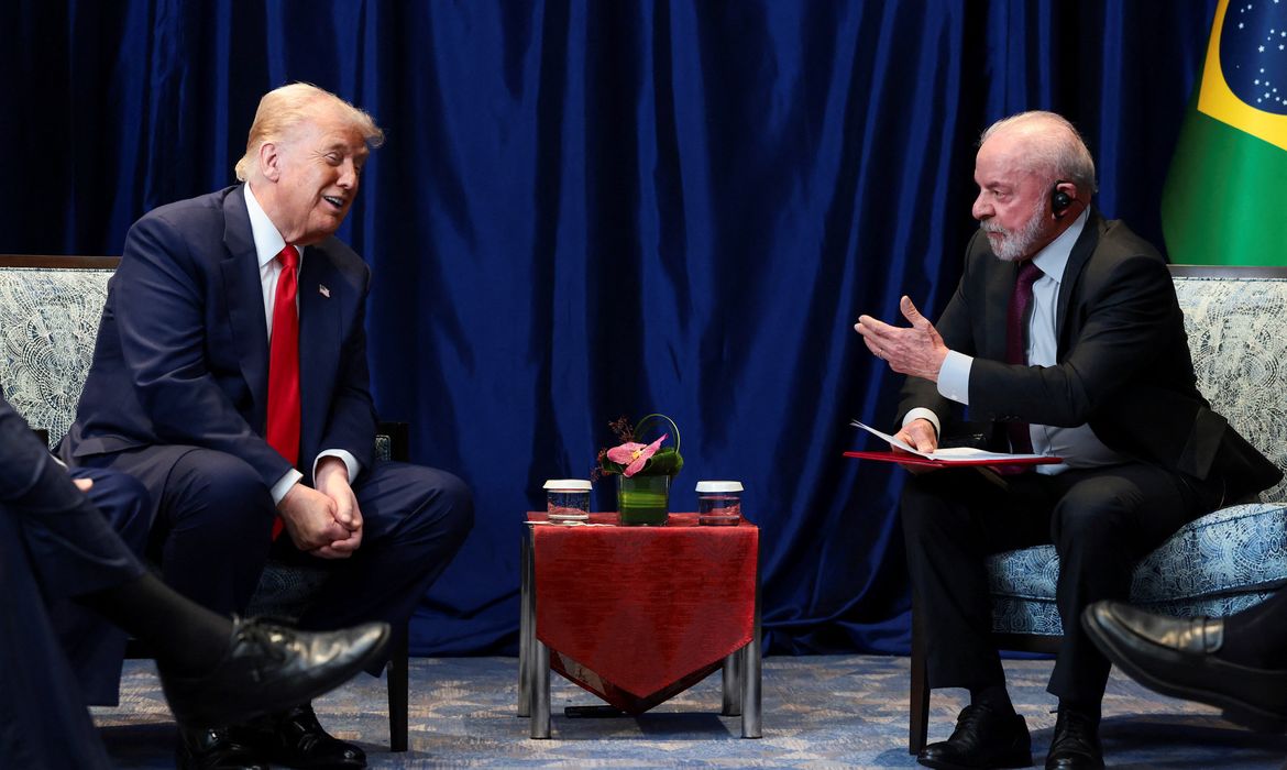 Lula se reúne com Trump na Malásia e pede suspensão de tarifa sobre exportações brasileiras