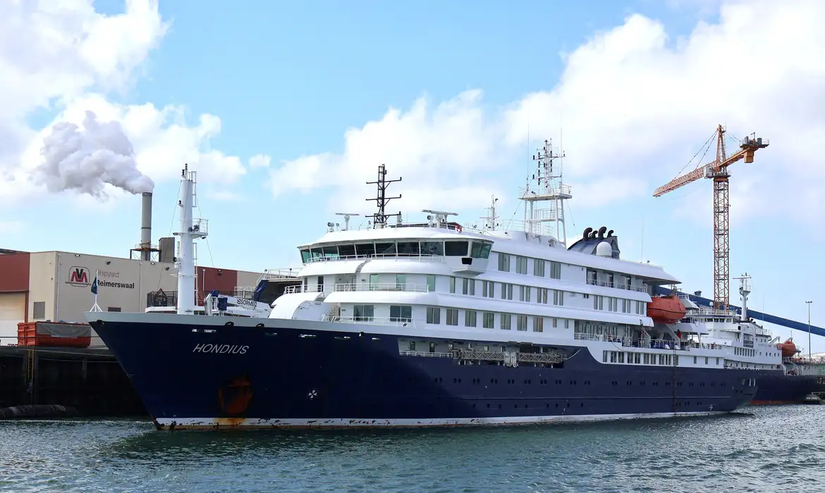 Navio de cruzeiro retira passageiros doentes após surto de hantavírus