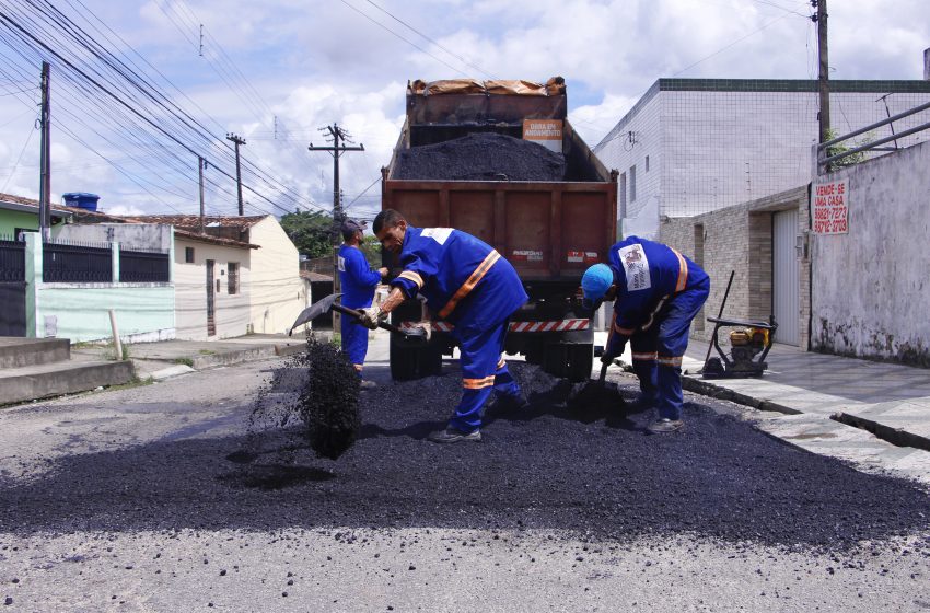 Prefeitura de Maceió aplica 135 toneladas de asfalto em operação tapa-buraco