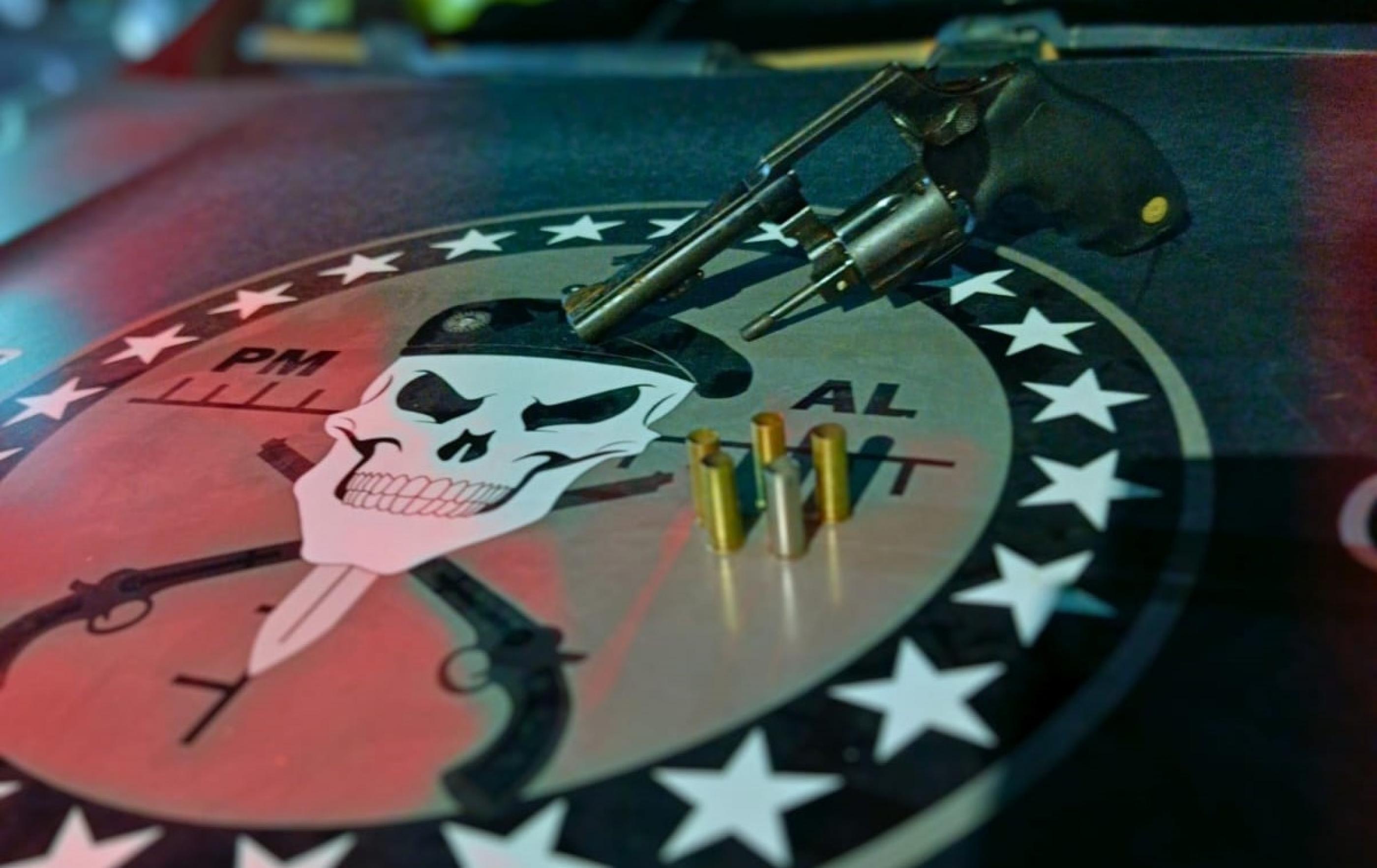 Polícia Militar apreende arma de fogo após localizar acusado de homicídio em Maragogi