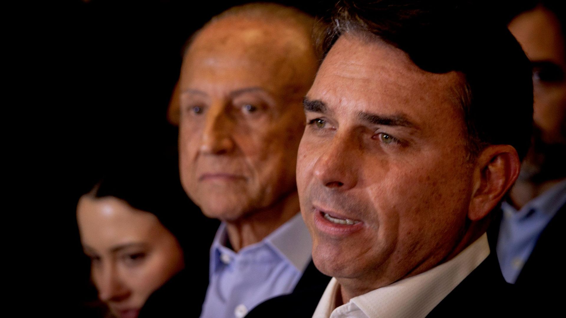 Acervo de ex-sócio expõe festas, presentes de luxo e suposto lobby de Bolsonaro