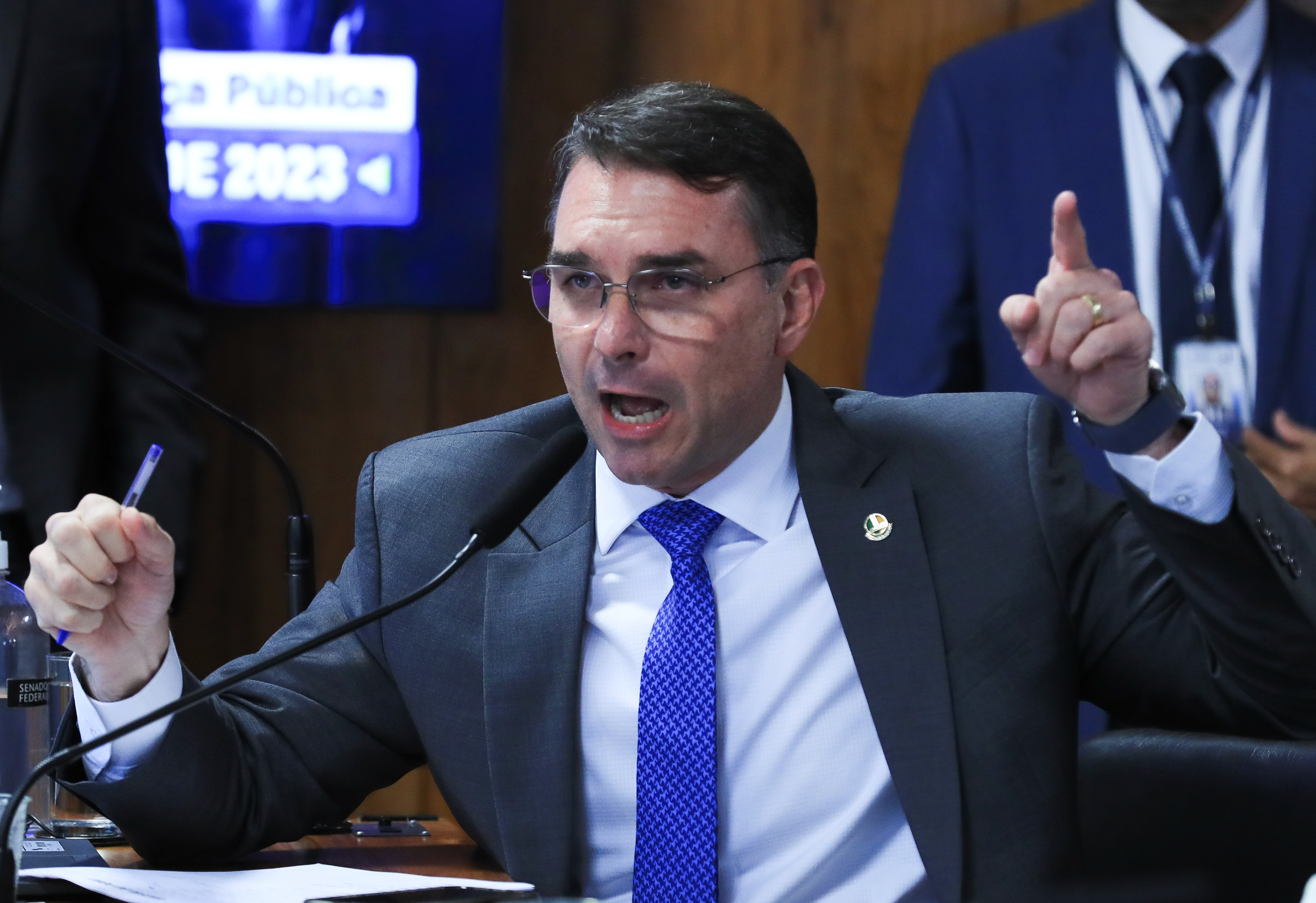 Missão pede apuração sobre possível filiação falsa de Flávio Bolsonaro