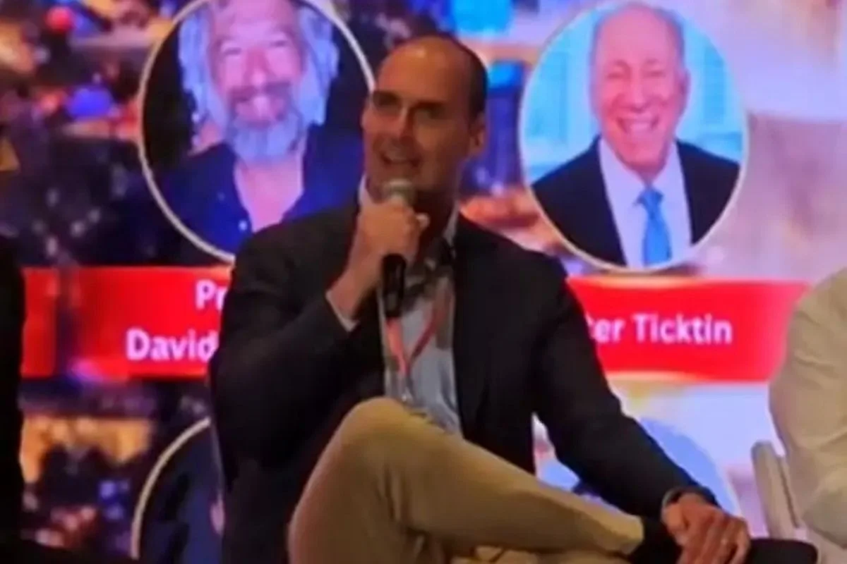 Eduardo Bolsonaro define 'Dark Horse' como ''pesadelo para a esquerda''