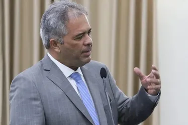 “Ele me ligou confirmando que é candidato ao governo”, diz deputado