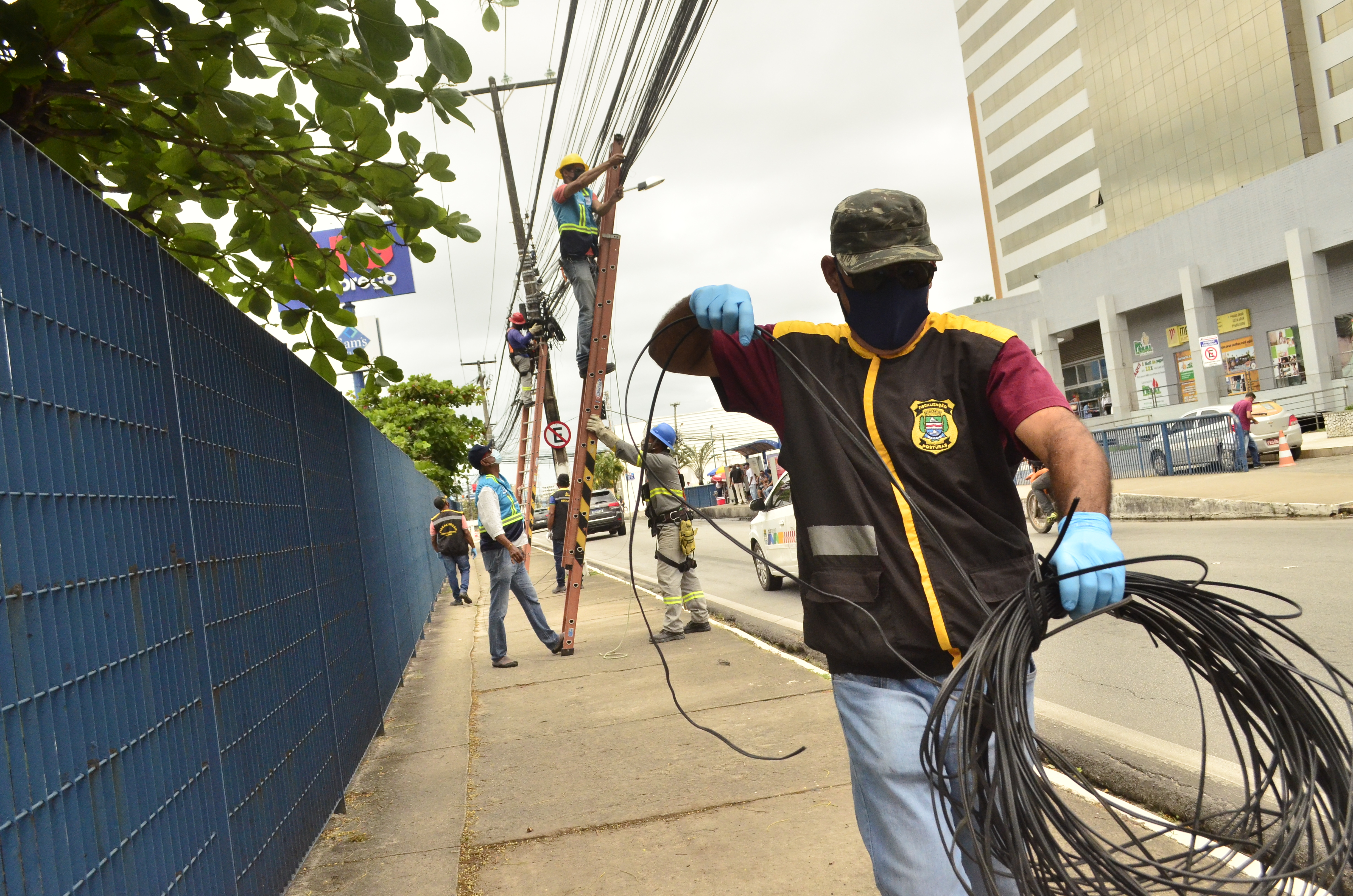 Semscs e Sima fazem ação de ordenamento para retirar fios inutilizados em Mangabeiras