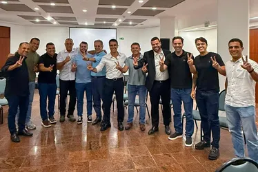 Em reunião com vereadores, JHC reafirma disputa ao governo e faz mistério sobre partido