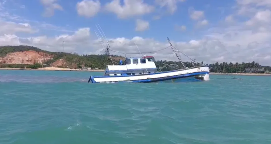 Embarcação 'pirata' afunda e deixa manchas de óleo na Praia de Japaratinga