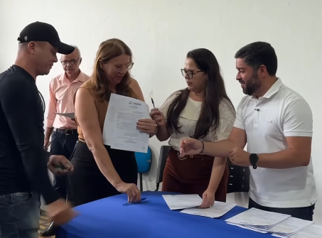 Prefeito de Viçosa empossa 18 profissionais aprovados em concurso público