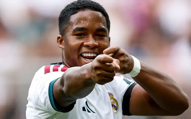 Endrick recebe elogios de Mourinho em meio a rumores de saída