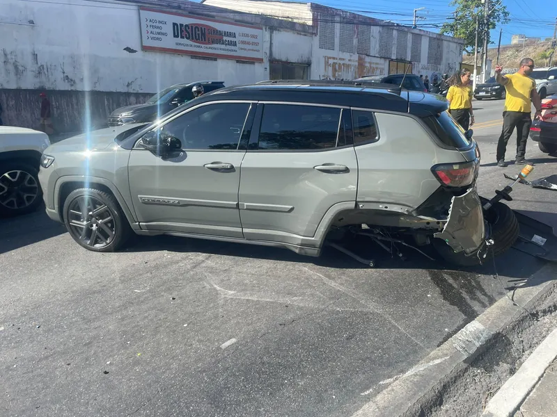 Engavetamento com quatro carros causa congestionamento na Leste-Oeste