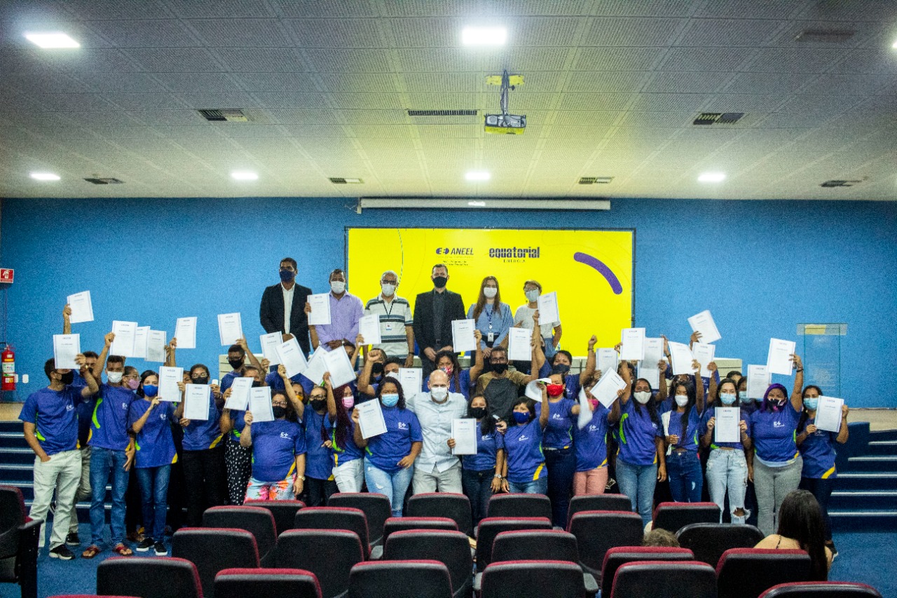Equatorial Alagoas entrega certificados de cursos profissionalizantes para moradores do Cigano, em Maceió