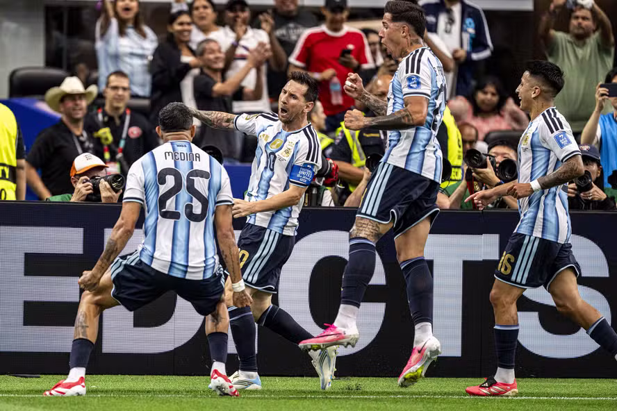 Argentina vence Áustria por 2 a 0 e garante vaga antecipada no mata-mata