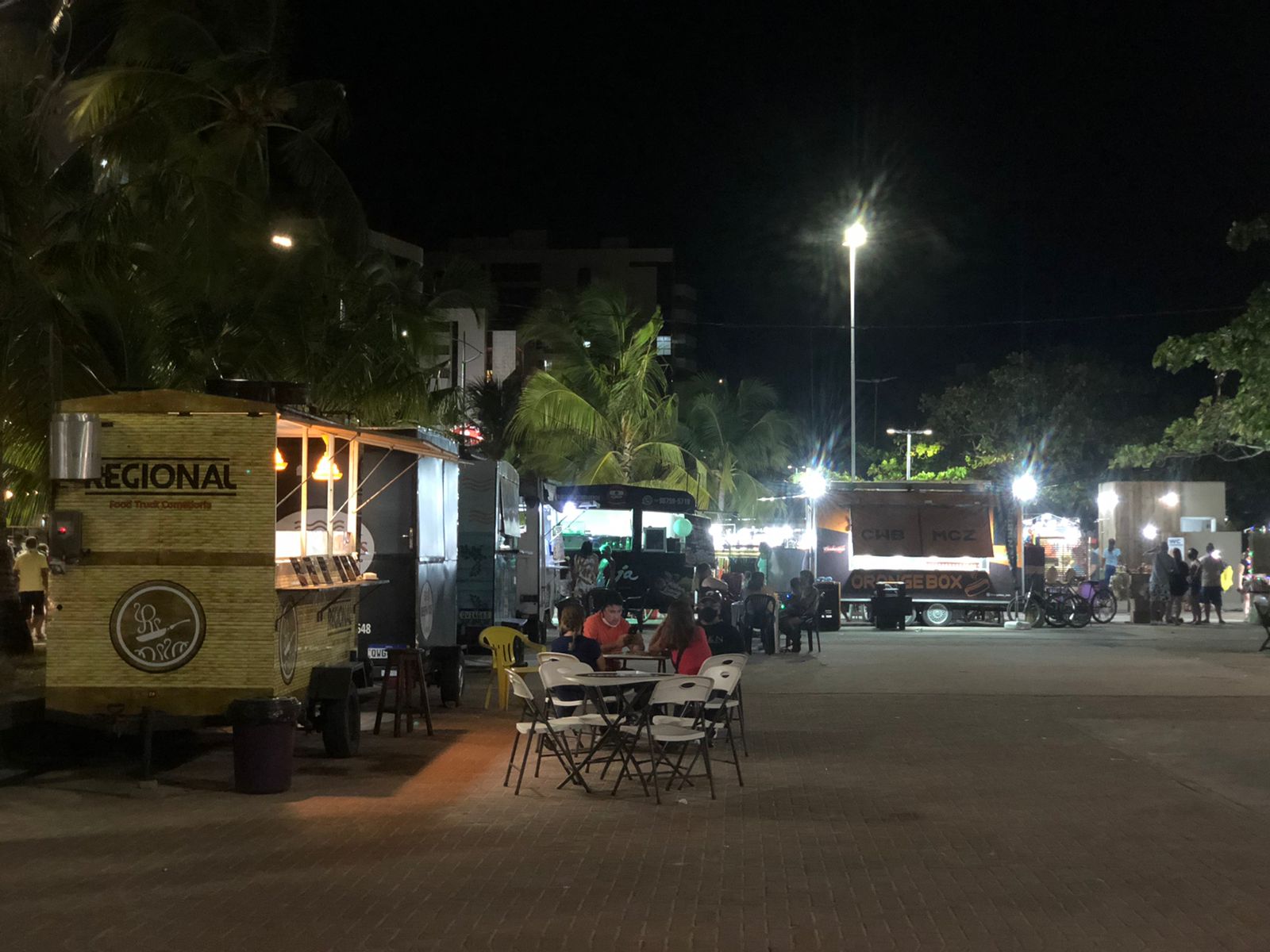 Após mudança de local, comerciantes do Food Park Pajuçara relatam aumento nas vendas