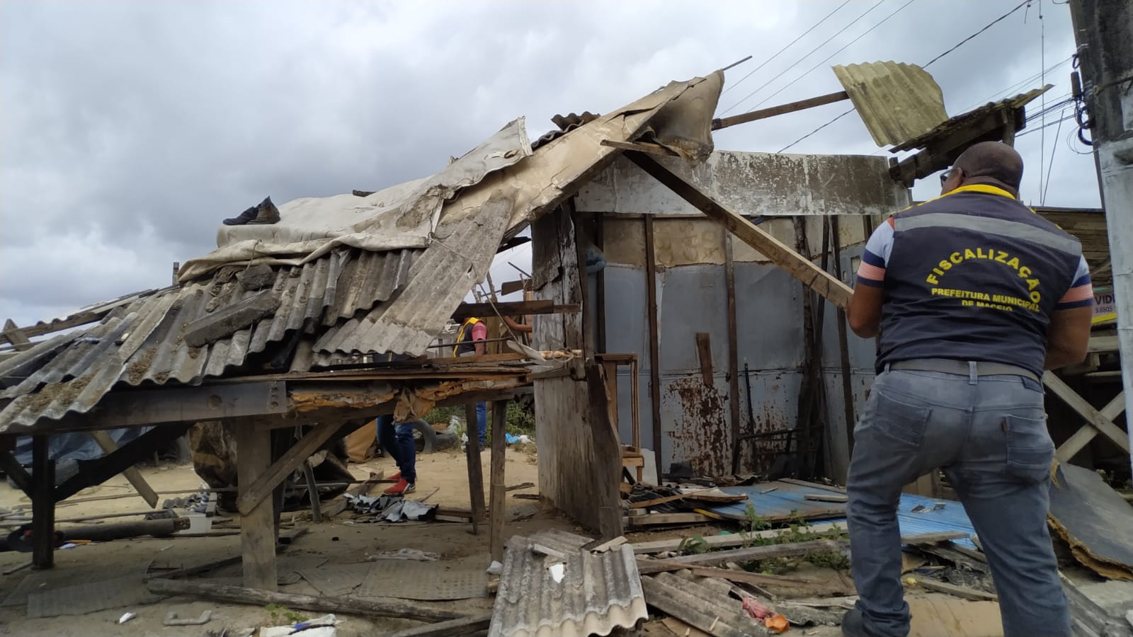 Convívio Social inicia retirada de barracos desocupados no Benedito Bentes