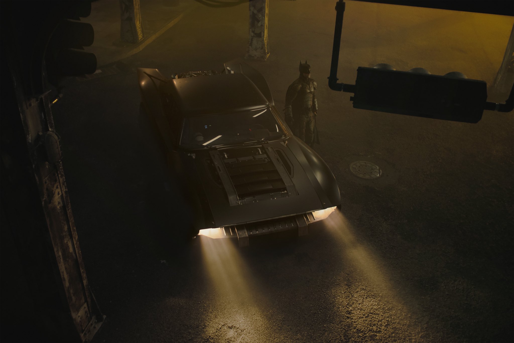 Batmóvel de Batman: Parte 2 ganha novas fotos durante gravações na Escócia