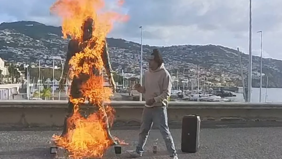 Estátua de astro, ex-Real Madrid é incendiada na entrada de museu na Ilha da Madeira