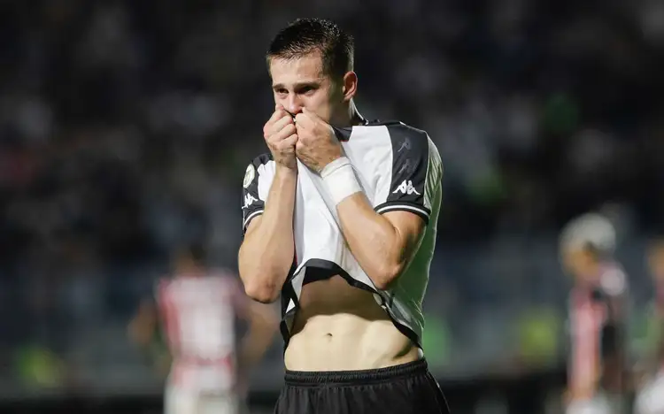 Estrella treina separado no Vasco após retorno antecipado do empréstimo ao CRB